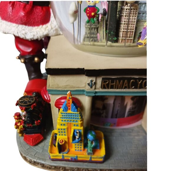 Macys Vtg Thanksgiving Day Parade musical Water Snow Globe 8.5x 7.5 - Picture 6 of 10
